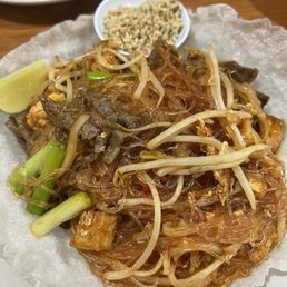 Pad Thai with beef and glass noodles Pad Thai with beef and glass noodles