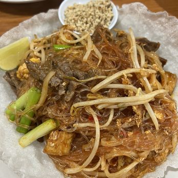 Chili Thai - Pad Thai with beef and glass noodles - Salad Near Me - Columbus, Georgia Chili Thai - Pad Thai with beef and glass noodles - Salad Near Me - Columbus, Georgia