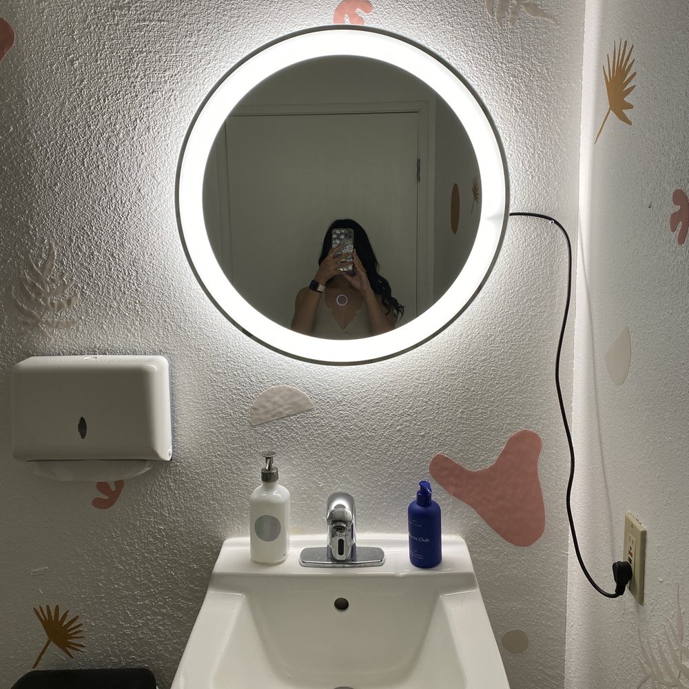 Gregga L.A. - You can change the lighting of the mirror! - Hair Stylists Near Me - Los Angeles, California Gregga L.A. - You can change the lighting of the mirror! - Hair Stylists Near Me - Los Angeles, California