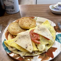 Twin Bridge Country Store - Vege omelet with thin sliced fresh thinly slice mushrooms and my fav black olives. Grilled English Muffin was Perfectly grilled