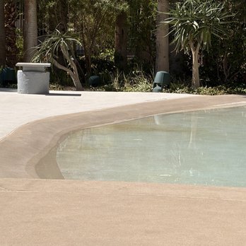 Ipanema Beach Club Pool - Nautilus pool with a slight grade do you can walk in. - Swimming Pools Near Me - Las Vegas, Nevada