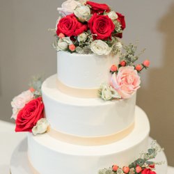 Maui Wedding Cakes - 3 tier wedding cake made by Maui Wedding Cakes. Photo by Cheynice Photography.