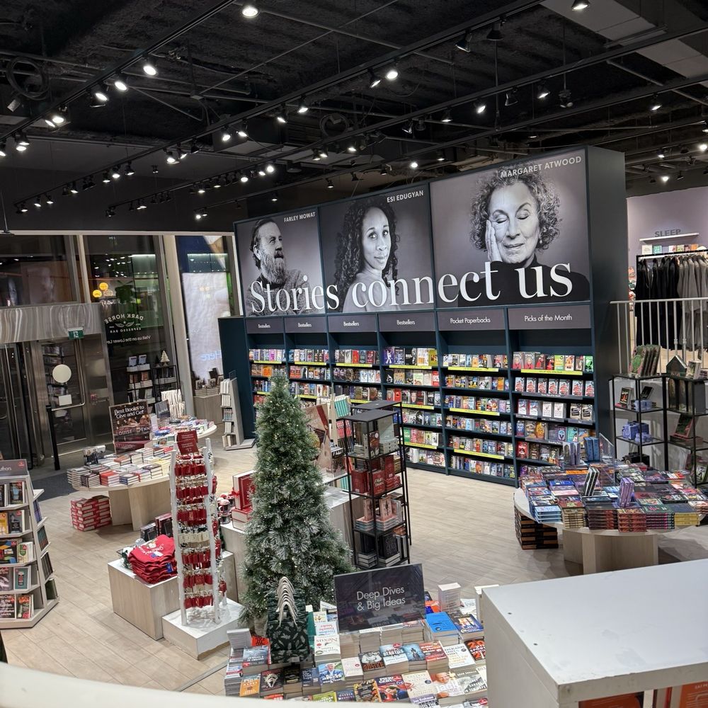 Indigo - Entrance and current popular books - Bookstores Near Me - Toronto, Ontario Indigo - Entrance and current popular books - Bookstores Near Me - Toronto, Ontario