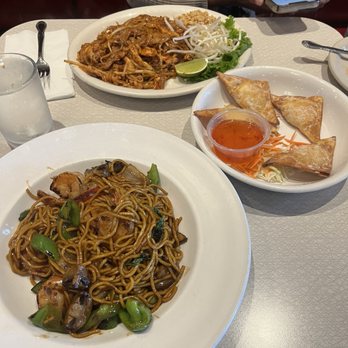 Ginger Pop - Creamy Wonton, Pad Thai, Thai Yakisoba* (add shrimp) - Thai Near Me - Vancouver, Washington