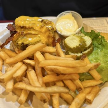 Friendly Tavern - Pubs Near Me - Zionsville, Indiana