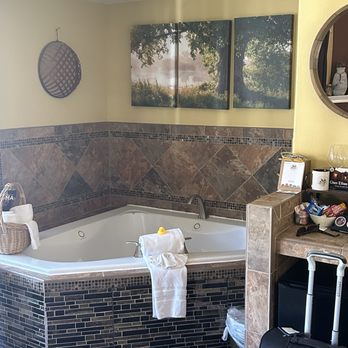 Glen Ellen Inn - Jacuzzi tub with it's own yellow rubber ducky - Vacation Rentals Near Me - Glen Ellen, California Glen Ellen Inn - Jacuzzi tub with it's own yellow rubber ducky - Vacation Rentals Near Me - Glen Ellen, California