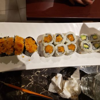 Kalbi - Spicy salmon gunkan and maki, avocado maki - Sushi Bars Near Me - Montreal, Quebec