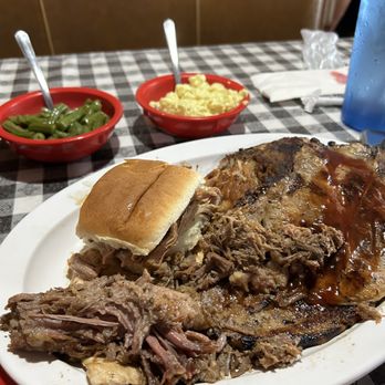 Bucky Bee's BBQ - Sampler plate - Barbeque Near Me - Cave City, Kentucky