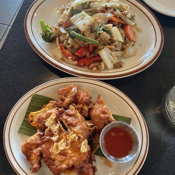 Mae-Khong Thai Tapas & Bar - Gai Todd (FRIED CK) and Pad Ki Mao (Drunken Noodle) w pork - Thai Near Me - Mesa, Arizona Mae-Khong Thai Tapas & Bar - Gai Todd (FRIED CK) and Pad Ki Mao (Drunken Noodle) w pork - Thai Near Me - Mesa, Arizona