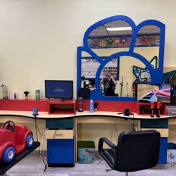 Cookie Cutters Haircuts for Kids - Cute mirrors and chairs