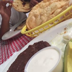 El Encuentro Hondureño - Queso, crema, frijoles fritos, aguacate, y dos huevos frito un desayuno regular. Con una machetiada