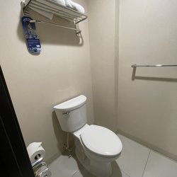 Holiday Inn Suites Express - Clean bathroom/Baño limpio