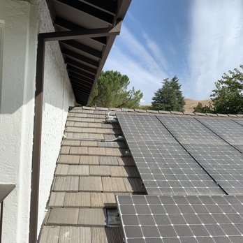 Windowsmith Window Cleaning - Cracks next to solar panel, only way to get to bathroom on other side of roof peak. - Window Washing Near Me - Concord, California