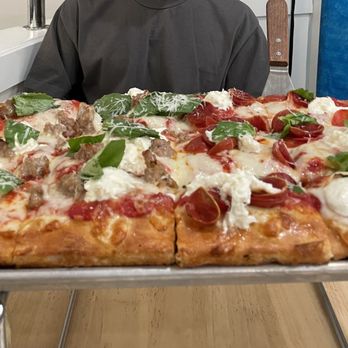 Pizzeria da Laura - Ray j Sicilian pizza with sausage - Pizza Near Me - Berkeley, California