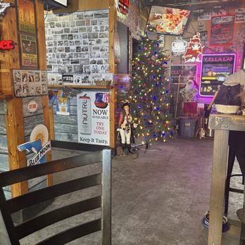 Friendly Tarpon Tavern - Dive Bars Near Me - Tampa, Florida Friendly Tarpon Tavern - Dive Bars Near Me - Tampa, Florida