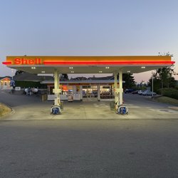 Newcastle Shell - Forecourt and building straight on.