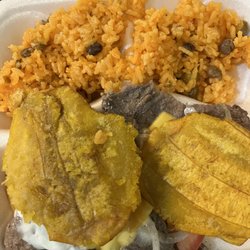 Moncho’s Café - Jibarito con Arroz y Gondules