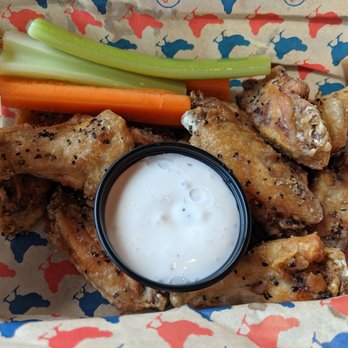 Kelseys Original Roadhouse - New York-style wings (ten) with sea salt and black pepper, with veggies and ranch dip - Comfort Food Near Me - Ottawa, Ontario
