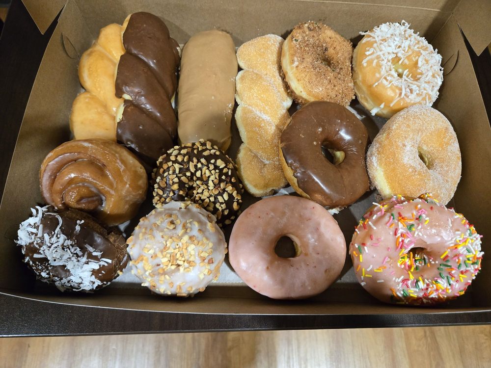 Plaza Donuts Logo