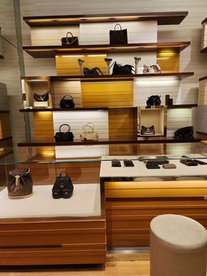 Louis Vuitton Aventura by null