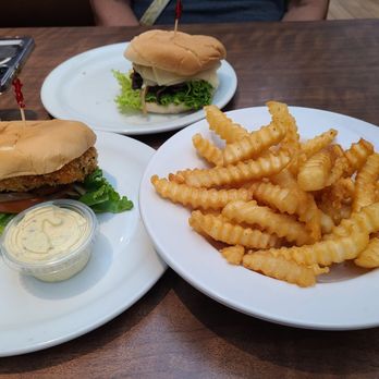 Kaleis - Ono burger, Cheeseburger, side of Crinkle fries - Hawaiian Near Me - Lahaina, Hawaii Kaleis - Ono burger, Cheeseburger, side of Crinkle fries - Hawaiian Near Me - Lahaina, Hawaii