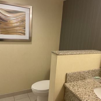 Courtyard by Marriott Newark Downtown - Bathroom - Hotels Near Me - Newark, New Jersey Courtyard by Marriott Newark Downtown - Bathroom - Hotels Near Me - Newark, New Jersey