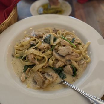 Pignetti's - Fettuccine Pignetti Lunch - Italian Near Me - Temple, Texas Pignetti's - Fettuccine Pignetti Lunch - Italian Near Me - Temple, Texas