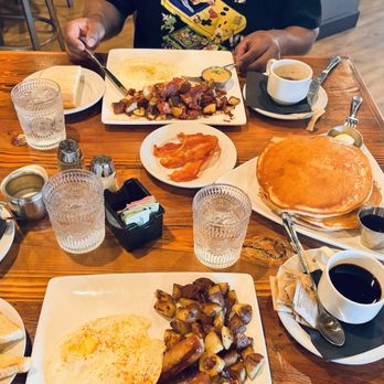 Cora at Roseburg Square - Corn beef, hash at the gym, special and pancakes and bacon, and some coffee and great service. - Cocktail Bars Near Me - Modesto, California
