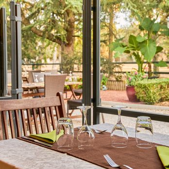 Les Amandiers - Profitez dès l'intérieur de notre restaurant d'une belle vue sur notre jardin - French Near Me - Poulx, 30 Les Amandiers - Profitez dès l'intérieur de notre restaurant d'une belle vue sur notre jardin - French Near Me - Poulx, 30