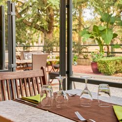 Les Amandiers - Profitez dès l'intérieur de notre restaurant d'une belle vue sur notre jardin