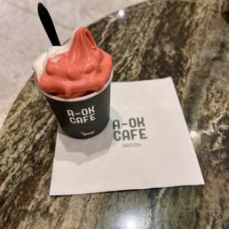vanilla / strawberry swirl vanilla / strawberry swirl