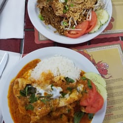 Pat's Restaurant - Yummy Pad-thai and phanaeng kai
