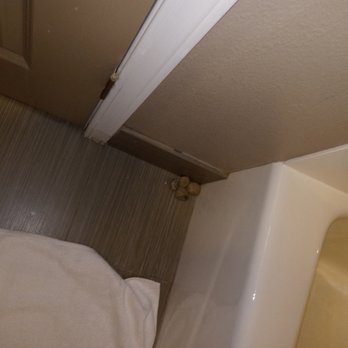 Travelodge by Wyndham Eureka - Rocks in bathroom. - Hotels Near Me - Eureka, California
