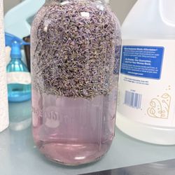 Zona's Essential Oils & Art - Making of the natural window cleaner
