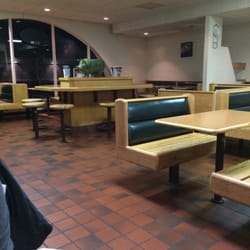 Robb's Smokehouse - Lobby area.