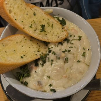 Station 16 - Clam chowder y garlic bread - Seafood Near Me - Sacramento, California Station 16 - Clam chowder y garlic bread - Seafood Near Me - Sacramento, California