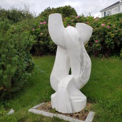 Admiral's Quarters Inn - "Mercury" sculpture on lawn