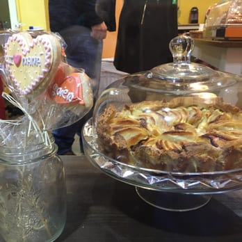 La Tarta - Through the window - Desserts Near Me - Granada, GR