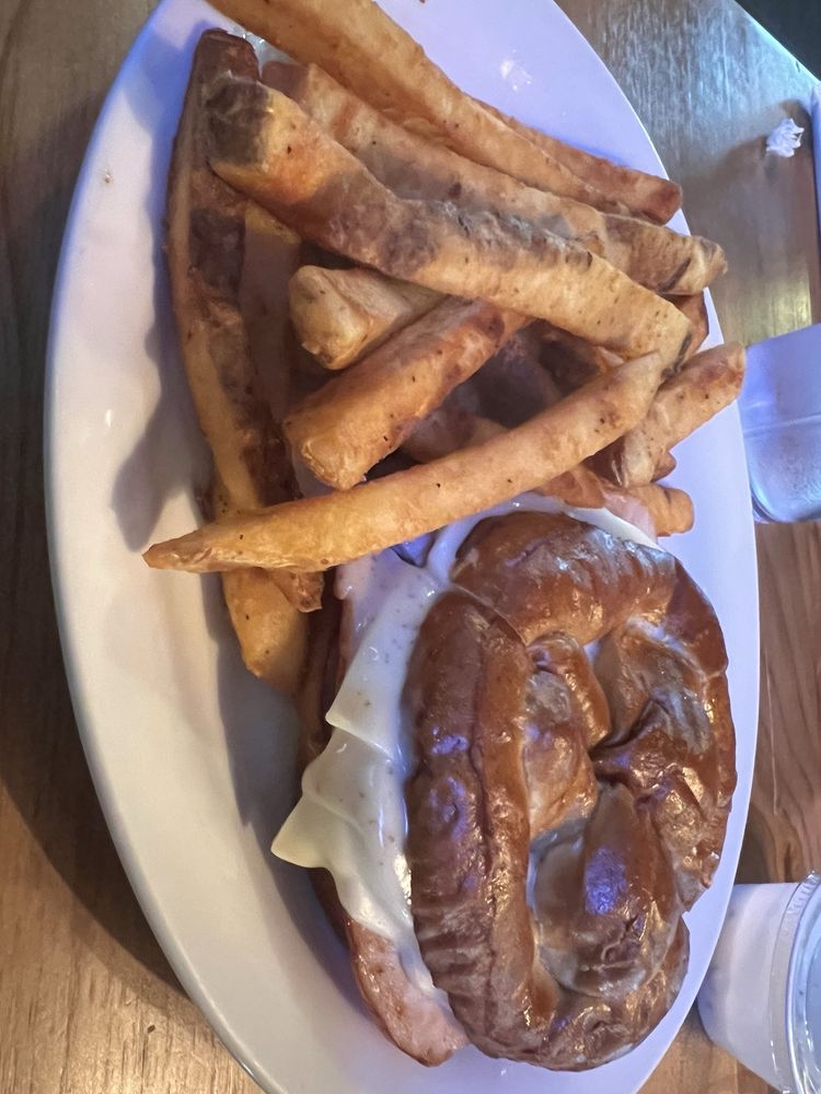 Papio's Food and Spirits