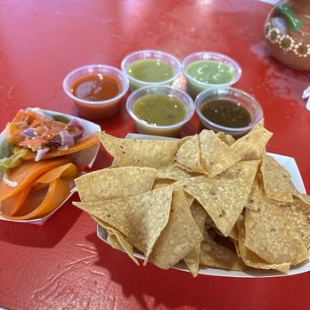 Los Vaqueros - Fresh hot chips, and salsa bar salsas and pickled carrots, jalapeño, and habaneros! - Mexican Near Me - Cleburne, Texas