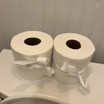 Merriman's - Toilet paper in bathroom very pretty with bows - Hawaiian Near Me - Kamuela, Hawaii