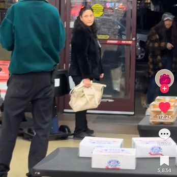 Vons - They refused to look at her receipt and stole her belongings - Grocery Near Me - Chula Vista, California