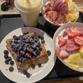 Wicked Snow - Half strawberry half mango snows, mango yogurt smoothie, and berry toast - Desserts Near Me - Carrollton, Texas