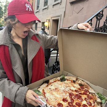 Lucali - Pizza reaction - Pizza Near Me - Brooklyn, New York