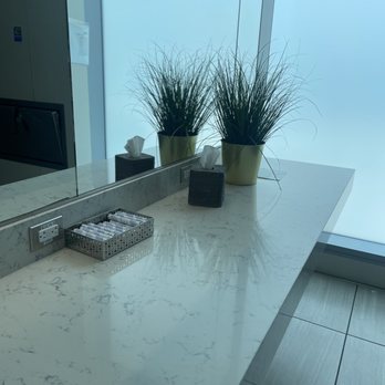United Club - Clean and well maintained restroom, ample of space for individual's needs. - Airport Lounges Near Me - Honolulu, Hawaii United Club - Clean and well maintained restroom, ample of space for individual's needs. - Airport Lounges Near Me - Honolulu, Hawaii