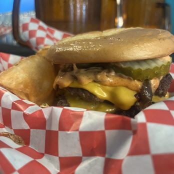 Full Circle Diner & Cocktails - Smashburger - Diners Near Me - Manhattan, Kansas