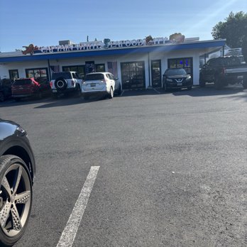 Captain White's Seafood - Outside Saturday 8am - Seafood Markets Near Me - Oxon Hill, Maryland