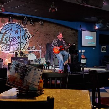 Buddy Guy's Legends - Matt Hendricks'early acoustic set - Jazz & Blues Near Me - Chicago, Illinois