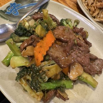 H K Wonton Garden - Beef and broccoli - Cantonese Near Me - New York, New York