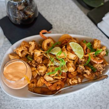 Castaway Burbank - Calamari - Bars Near Me - Burbank, California